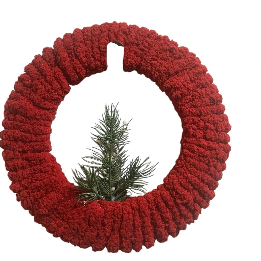 Holiday handcrafted yarn wreath NWT